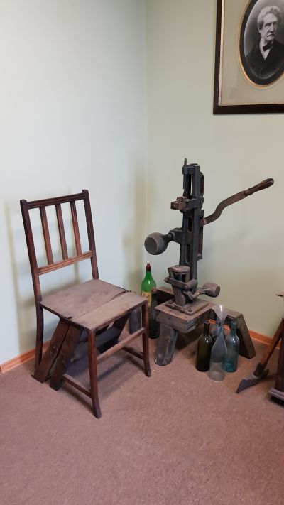 Urządzenie do korkowania butelek z winem oraz krzesło-drabina. Zdjęcie udostępnione przez Pana Grzegorza Dąbrowskiego